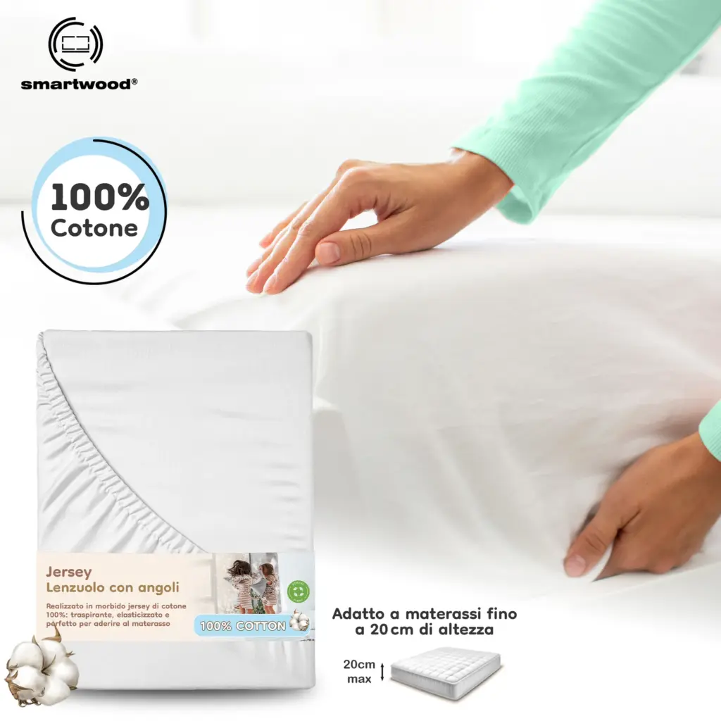 Lenzuolo con angoli bianco Smartwood in jersey 100% cotone, mostrato su un materasso mentre una persona ne tocca e sistema il tessuto. In basso a sinistra è visibile la confezione del prodotto. Adatto a materassi fino a 20 cm di altezza.