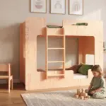 Letto a castello MIMI B in legno naturale con scala centrale e aperture laterali, bambino che gioca con cubi di legno.