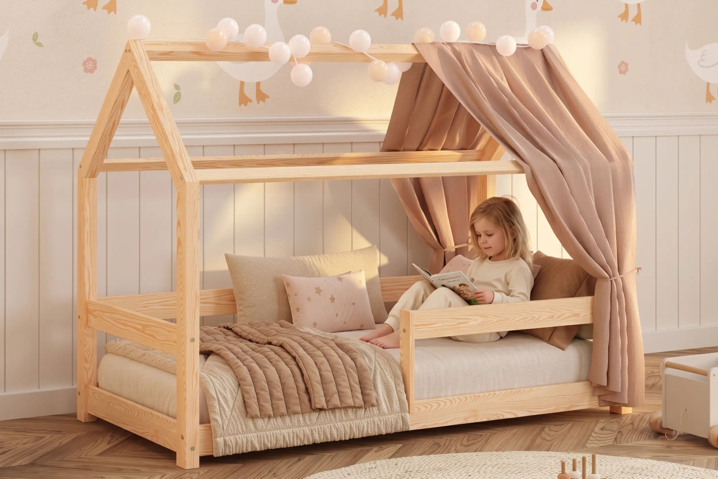 Letto a capanna MILO in legno naturale di pino con sponda e baldacchino, bambina che legge un libro tra i cuscini.