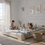 Letto TILA 7 in legno naturale senza barriere, due bambini che leggono e giocano con cubi di legno.